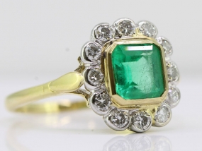 BEAUTIFUL COLOMBIAN EMERALD AND DIAMOND CLUSTER 18 CARAT GOLD RING