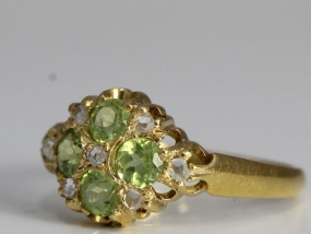 BEAUTIFUL PERIDOT AND DIAMOND 18 CARAT GOLD RING