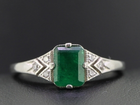 ELEGANT COLOMBIAN EMERALD AND DIAMOND 1920S RING