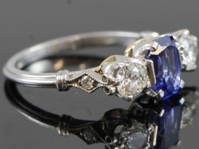 STUNNING SAPPHIRE AND DIAMOND TRILOGY 18 CARAT GOLD RING 