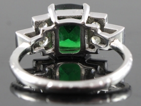 STUNNING TSAVORITE AND DIAMOND ART DECO INSPIRED PLATINUM RING