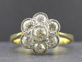 STUNNING VINTAGE DIAMOND DAISY PLATINUM AND 18 CARAT GOLD RING