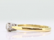 GORGEOUS DIAMOND 18 CARAT GOLD SOLITAIRE RING