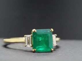 BEAUTIFUL COLOMBIAN EMERALD AND DIAMOND 18 CARAT GOLD RING