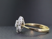 GORGEOUS DIAMOND DAISY 18 CARAT GOLD CLUSTER RING   