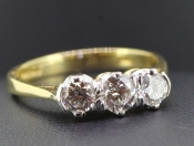  CLASSIC 1960s DIAMOND TRILOGY 18 CARAT GOLD RING