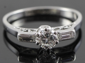 STUNNING DIAMOND ART DECO PLATINUM AND 18 CARAT GOLD RING