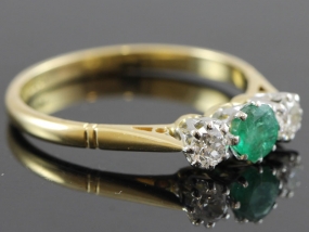  BEAUTIFUL EMERALD AND DIAMOND 18 CARAT TRILOGY RING