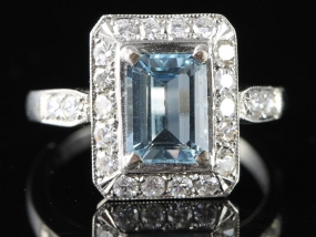 STUNNNING ART DECO INSPIRED AQUAMARINE AND DIAMOND 18 CARAT GOLD RNG