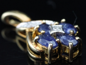 GLAMOUROUS SAPPHIRE AND DIAMOND 9 CARAT GOLD PENDANT