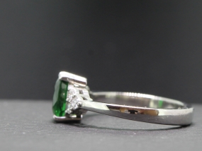 STUNNING TSAVORITE AND DIAMOND PLATINUM RING