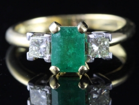 CLASSIC EMERALD CUT COLUMBIAN EMERALD AND DIAMOND TRILOGY 18 CARAT GOLD RING