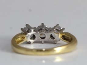  BEAUTIFUL DIAMOND TRILOGY 18 CARAT GOLD RING