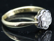  WONDERFUL VINTAGE DIAMOND DIASY CLUSTER 18 CARAT GOLD RING