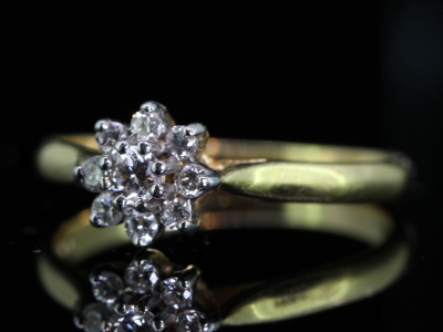 Elegant Diamond Cluster 18 carat Gold Ring