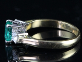 GORGEOUS EMERALD AND DIAMOND TRILOGY 18 CARAT RING