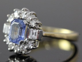 GORGEOUS SAPPHIRE AND DIAMOND 18 CARAT GOLD CLUSTER RING
