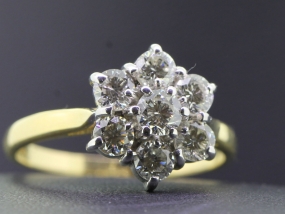 BEAUTIFUL SEVEN STONE DIAMOND 18 CARAT GOLD DAISY RING