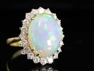 BEAUTIFUL OPAL AND DIAMOND 18 CARAT GOLD CLUSTER RING