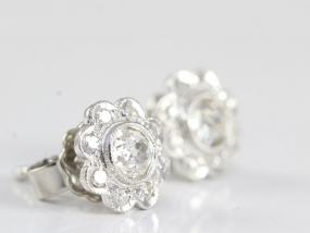 PRETTY DIAMOND DAISY CLUSTER 18 CARAT GOLD STUD EARRINGS