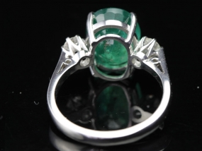 STUNNING EMERALD AND DIAMOND TRILOGY 18 CARAT GOLD RING