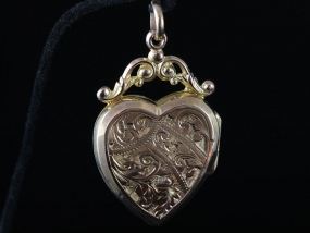 CHARMING ENGRAVED HEART SHAPED 9 CARAT GOLD LOCKET