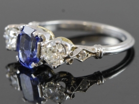 STUNNING SAPPHIRE AND DIAMOND TRILOGY 18 CARAT GOLD RING 