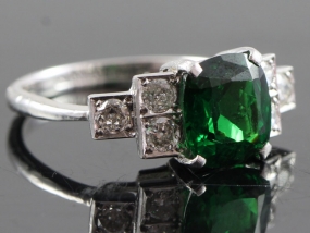 STUNNING TSAVORITE AND DIAMOND ART DECO INSPIRED PLATINUM RING