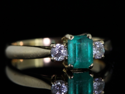  PRETTY EMERALD AND DIAMOND TRILOGY 18 CARAT GOLD RING