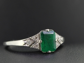 ELEGANT COLOMBIAN EMERALD AND DIAMOND 1920S RING