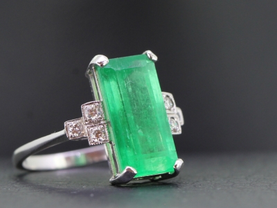 STUNNING COLOMBIAN EMERALD AND DIAMOND PLATINUM RING