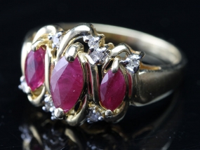 BEAUTIFUL RUBY AND DIAMOND 10 CARAT GOLD COCKTAIL/DRESS RING