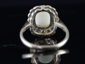 BEAUTIFUL INSPIRED VINTAGE AUSTRALIAN OPAL AND EMERALD 9 CARAT RING