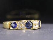  ELEGANT EDWARDIAN SAPPHIRE AND DIAMOND 18 CARAT GOLD BAND