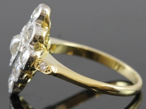  STUNNING DIAMOND 18 CARAT GOLD CLUSTER RING