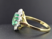 STUNNING EMERALD AND DIAMOND 18 CARAT GOLD CLUSTER RING