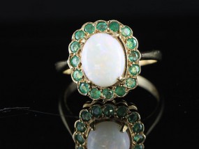 BEAUTIFUL INSPIRED VINTAGE AUSTRALIAN OPAL AND EMERALD 9 CARAT RING