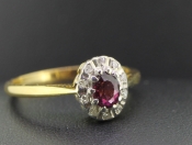 BEAUTIFUL RUBY AND DIAMOND CLUSTER 18 CARAT GOLD RING