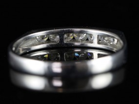 BREATHTAKING ROUND BRILLIANT CUT DIAMOND ETERNITY RING IN 18 CARAT WHITE GOLD