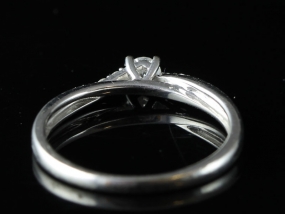 ENJOY THIS CLASSIC DIAMOND 9 CARAT WHITE GOLD RING