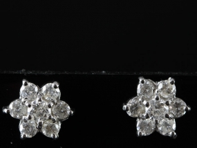  STUNNING FLOWER SHAPED DIAMOND CLUSTER 18 CARAT GOLD STUD EARRINGS