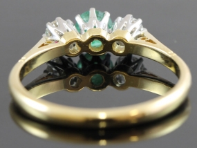  BEAUTIFUL EMERALD AND DIAMOND 18 CARAT TRILOGY RING