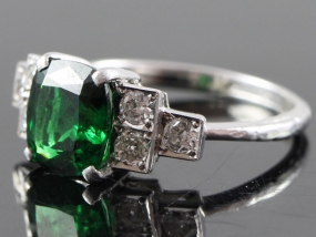 STUNNING TSAVORITE AND DIAMOND ART DECO INSPIRED PLATINUM RING