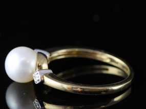 ELEGANT PEARL AND DIAMOND 9 CARAT GOLD RING