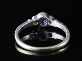 WONDERFUL CONTEMPORARY SAPPHIRE AND DIAMOND 9 CARAT GOLD RING