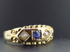 FABULOUS EDWARDIAN SAPPHIRE AND PEARL 22 CARAT GOLD GYPSY RING