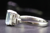 BEAUTIFUL AQUAMARINE AND DIAMOND PLATINUM RING