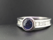  STUNNING SAPPHIRE AND DIAMOND 18 CARAT GOLD RING