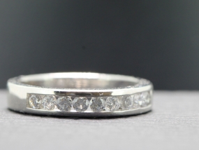 ELEGANT 18 CARAT GOLD DIAMOND HALF ETERNITY RING