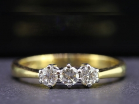  PRETTY THREE STONE DIAMOND 18 CARAT GOLD RING